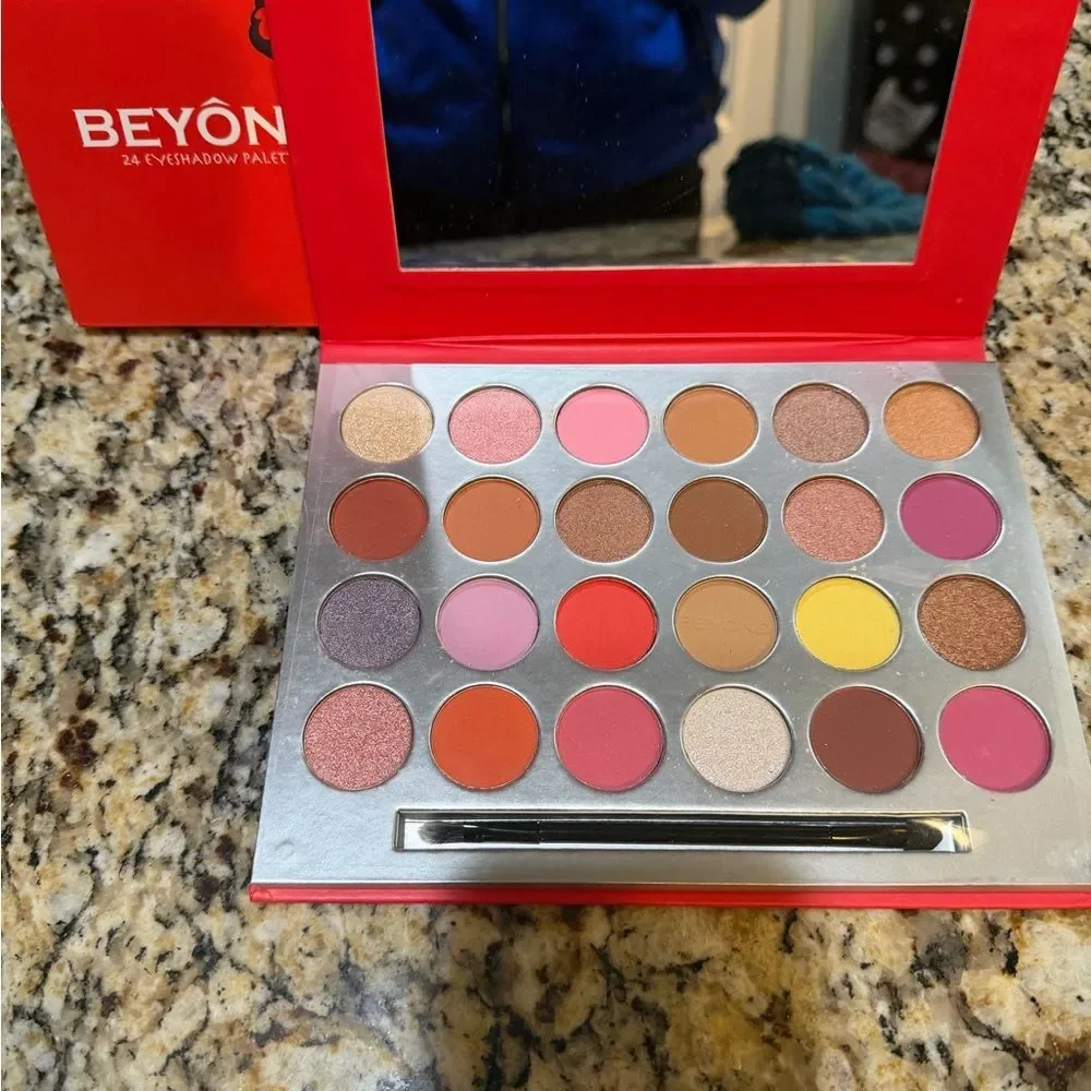 24-Color Eyeshadow Palette - Vibrant Shades